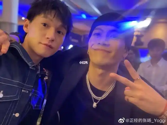 王嘉尔合影百事可乐代言人