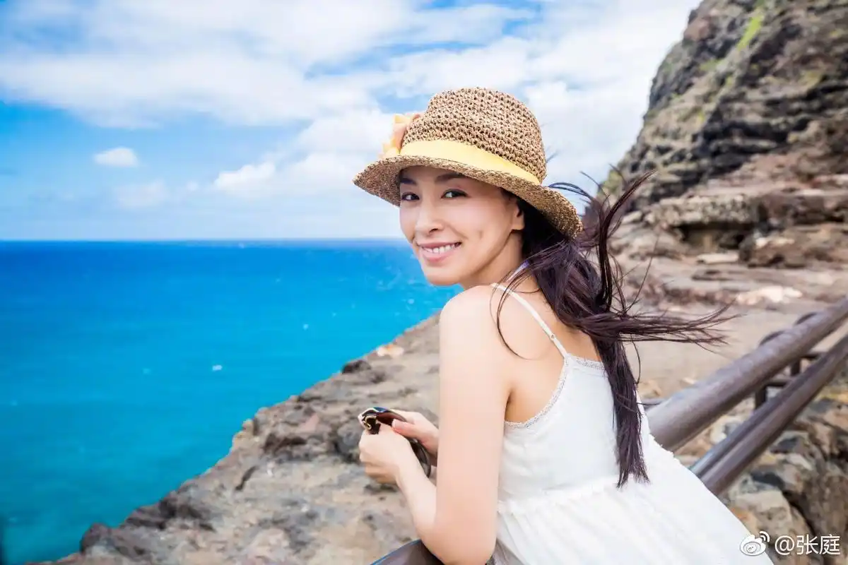 张庭晒度假照片,乘坐游轮非常开心,网友称赞她非常年轻