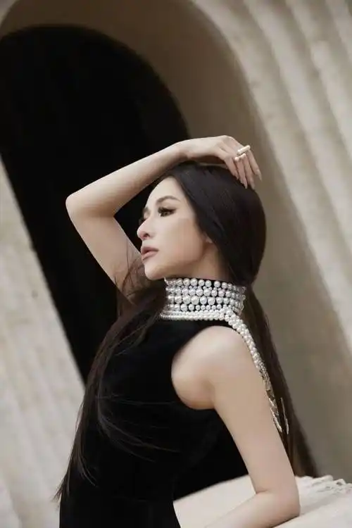 elva 萧亚轩加盟华纳音乐首支单曲《爱没有错》11/3正式上架_首歌