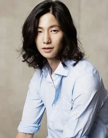 男生偏梳齐肩蓬松中长发发型