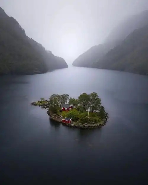 湖中小岛世外桃源