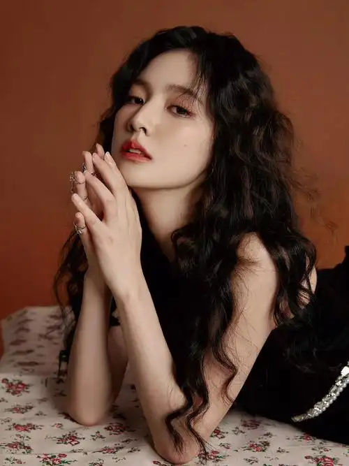 nj赵粤xnj变身复古俏皮的黑丝绒少女