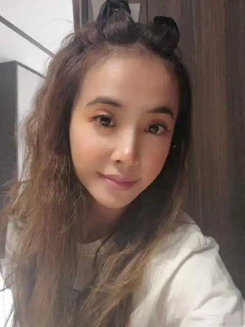 40岁蔡依林无惧素颜怼脸拍皮肤白皙嫩如婴儿丸子头超减龄