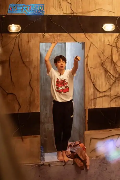 魏大勋甚至脱鞋光脚尝试.