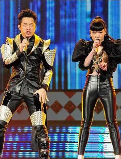 吴莫愁疑公布恋情 网友猜测另一半为庾澄庆