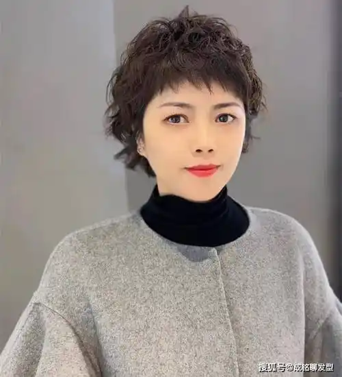 既然选择了短发,就要避免选择传统老年款的发型,因为很多老年款都是