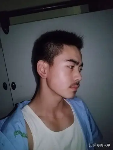 男生第一次刮胡子是什么体验?