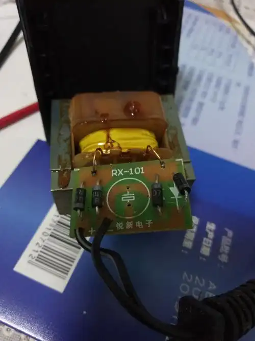 如图,电路板的电容位置,怎么判断正负?