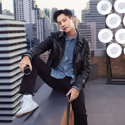 美宝莲纽约首款1 1气垫,将遮瑕与气垫合二为一.