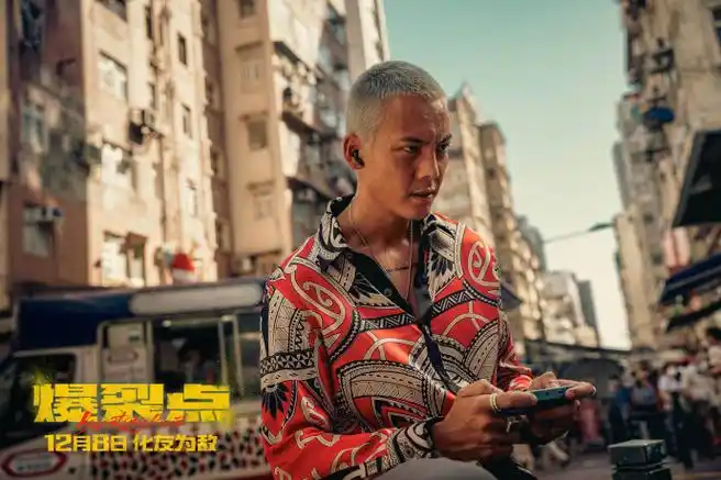 陈伟霆新片战损造型#电影《爆裂点》陈伟霆饰演卧底警员江铭,他化身"