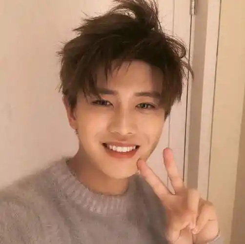 任嘉伦"童年照"流出,当看到他儿时的眼神,难怪现在这么迷人_孩子_照片