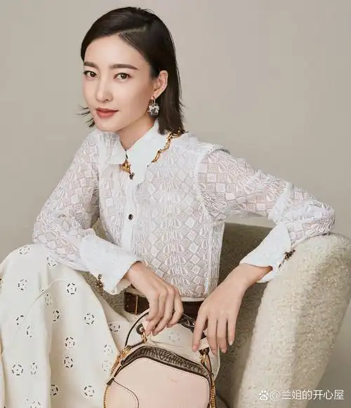 他却扭头与别人结婚  因为一张游泳的照片,王丽坤被许多网友称为"素颜