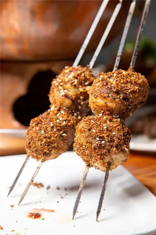 炭烤灰大,少了一份烟熏味但多了一份稳定,撒上湿料更入味,老马还告诉