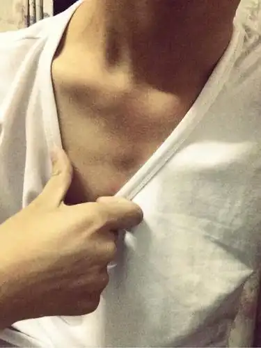 但是有些人太瘦的话,锁骨也是比较明显的,所以有锁骨男生并不代表这个