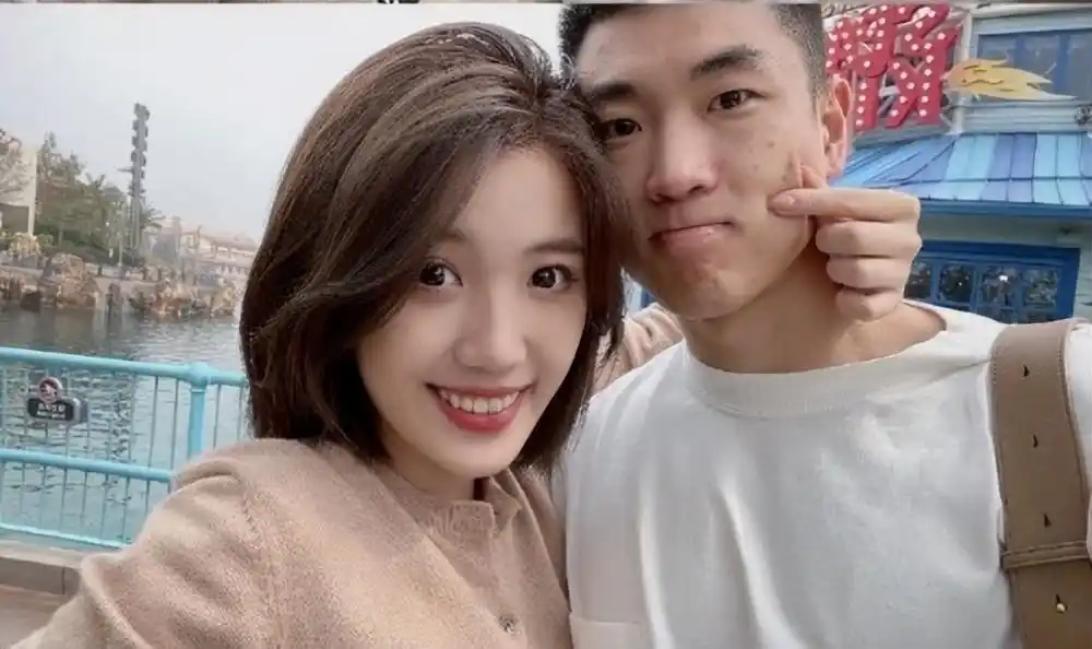 高诗岩校花女友晒两人玩单挑,小高运球如飞晃得女友花容失色_腾讯新闻