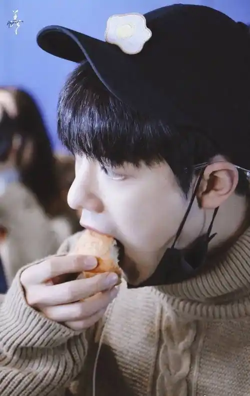 肖战晒小面包照片,文案俏皮又可爱,肖战工作室评论区却"沦陷"了_vlog