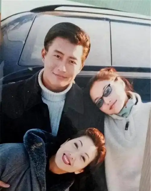 风情女人江珊:四度爱上硬汉,与靳东意难平,现与老公幸福美满