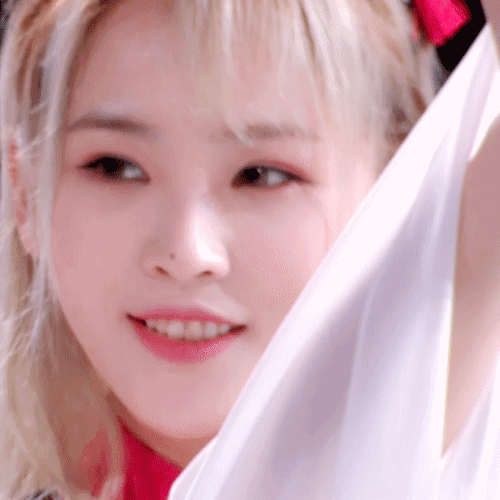 "最美侧颜"蒋申真可爱,穿彩虹t恤配双马尾,满屏都是少女感