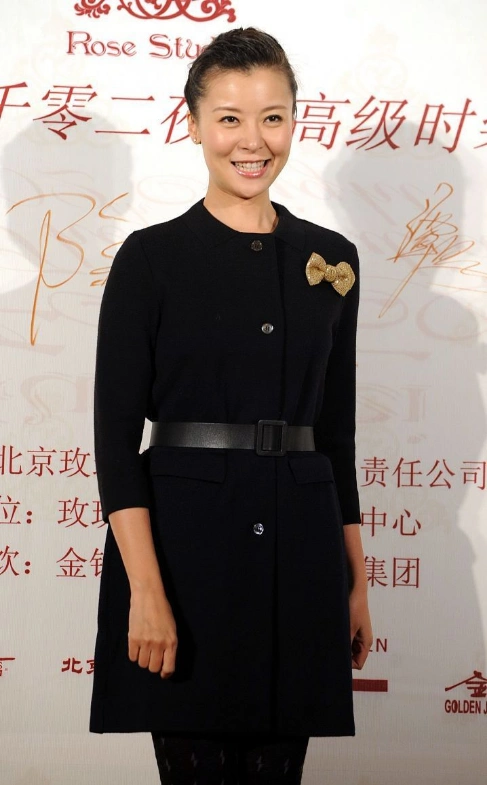 柯蓝笑起来太好看了,穿的文艺又复古,眼角有皱纹也很美_腾讯新闻