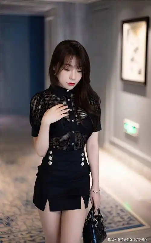 长发美女一身黑色穿搭更显沉稳气质,半透明小衫凸显成熟女性魅力_版型