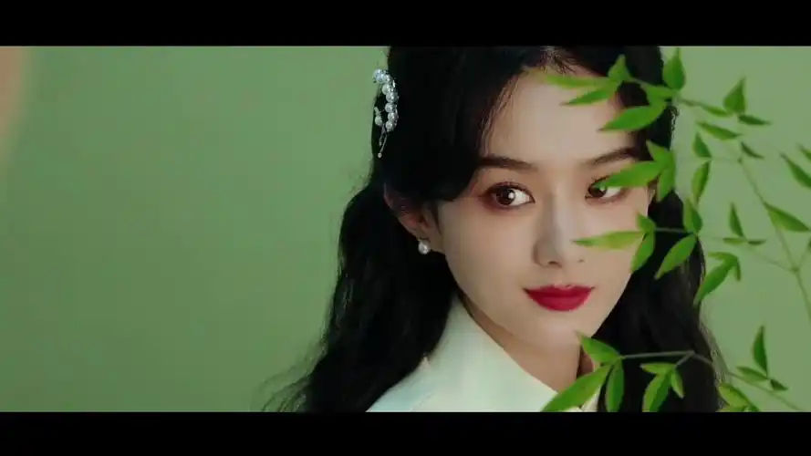 赵丽颖央视五四晚会花絮视频##赵丽颖白色旗袍