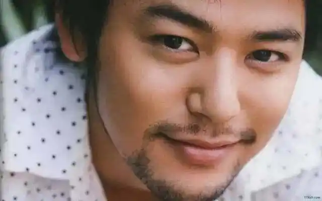 这小胡子让他看起来萌帅!萌帅的!