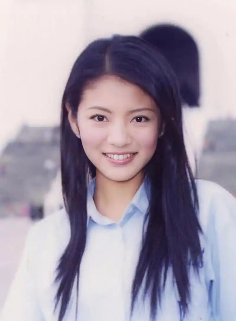 安以轩就是现实中的公主,我说的主要是看的气质这一块,她家本来就是