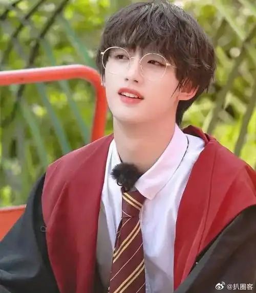 丁程鑫戴眼镜好奶