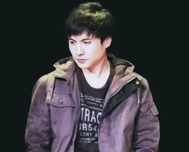 沈腾5年前帅照登上热搜,五官坚毅帅气十足,网友:这才是校草_表演_观众