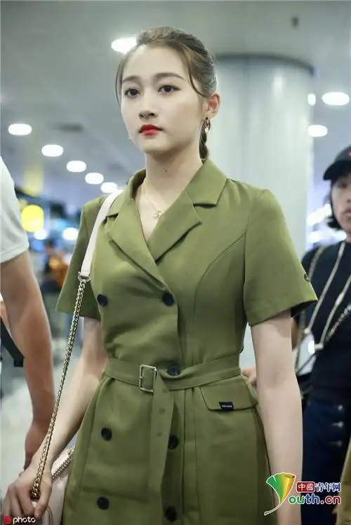 关晓彤穿墨绿衬衫裙气场全开 脚踩马丁靴更显气质