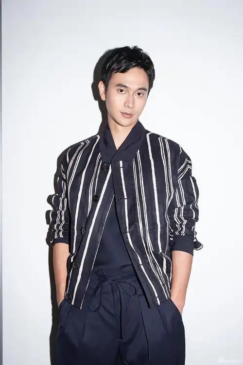 刘冠廷饰演勇于争取权益的正义消防员