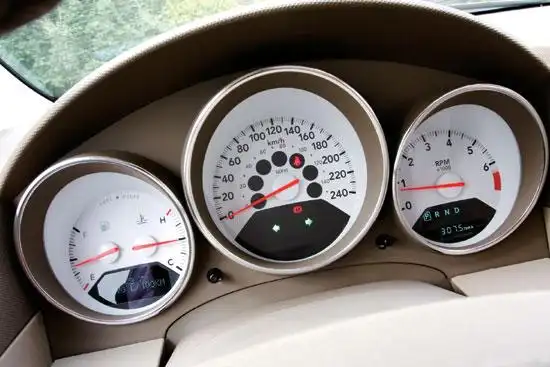 白色仪表盘,酷博颇有几分复古感