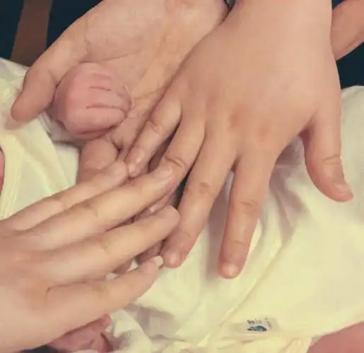 卢庚戌一家四口手牵手