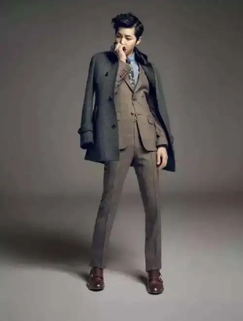 僧侣鞋 棕红色双搭扣僧侣鞋,浅棕色西装,随性地肩披着单排扣外套,这么