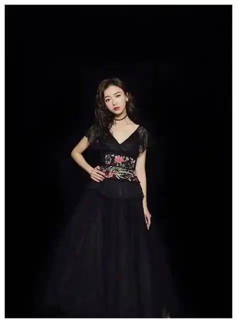 吴谨言参加活动照释出红色吊带美艳炫目热情魅力无限