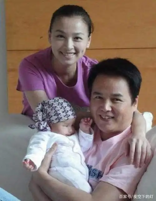 张庭:一个把老公熬成爹的女人,穿黑色透视装秀恩爱,身材太性感