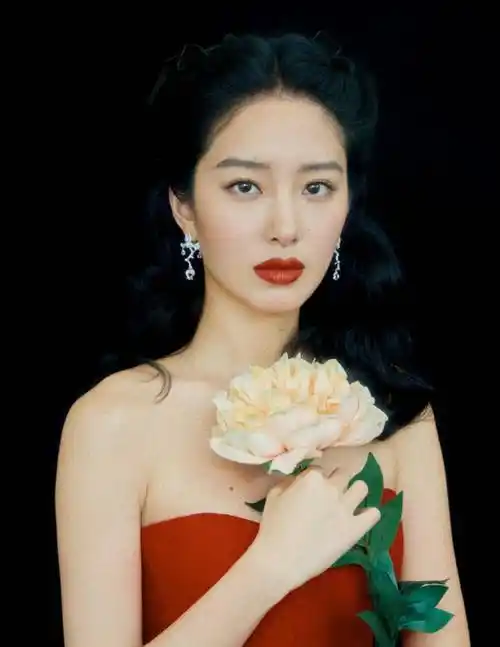 杨采钰写真露出事业线大美腿!