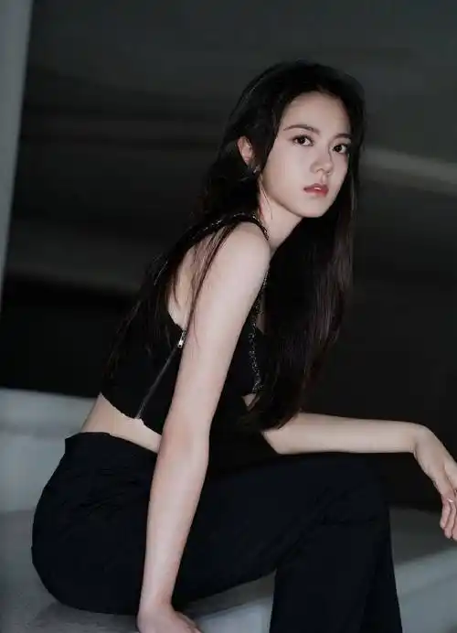 赵今麦黑色露脐装,搭配西裤,堪称时尚御女!_网友_作为一个_身材