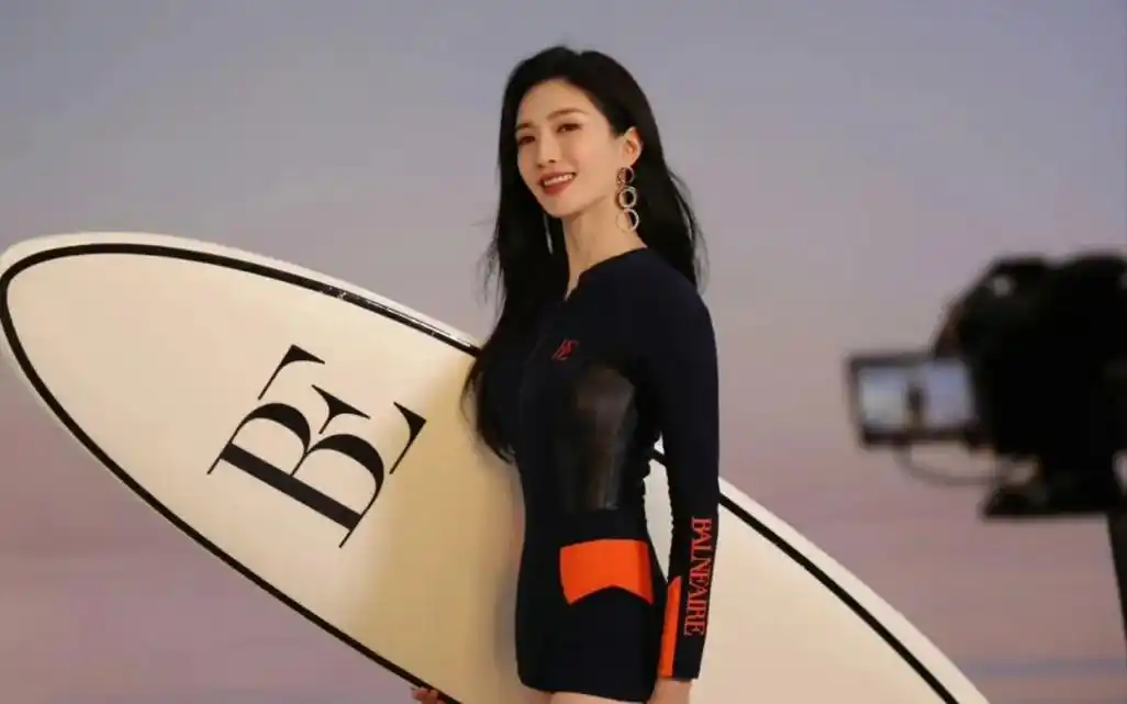 当江疏影脱掉衣服,换上泳装,原来这么有料