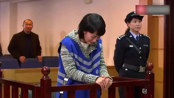 走进看守所女犯人接受法院审判结果判无罪当庭释放女犯痛哭