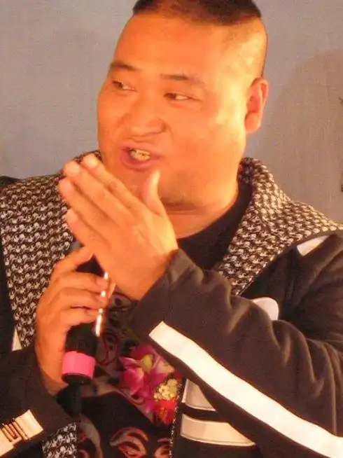 黑龙江省哈尔滨市五常市红旗满族乡东富村,中国内地男演员,二人转演员