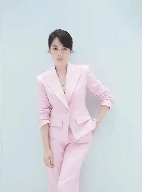 又被左小青惊艳了,真空穿粉色西装配低马尾,嫩得不像42岁