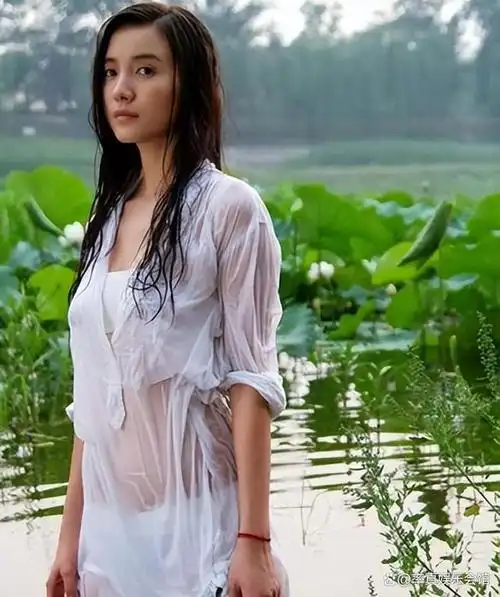 露底裤,露下乳,穿渔网内衣,女星们的穿衣自由究竟有没有错