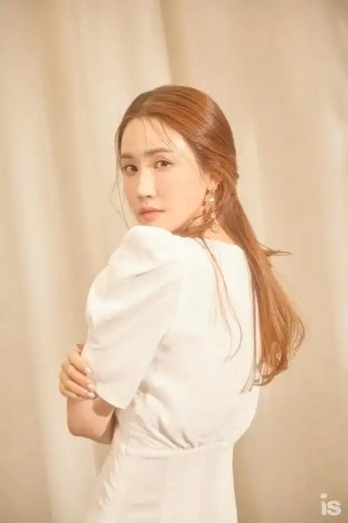 韩国女艺人李多海最新杂志写真氛围吸引视线