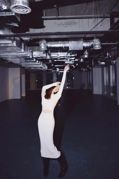 钟楚曦美照 身穿白色修身长裙 腹部挖空设计凸显腹肌线条十分吸睛