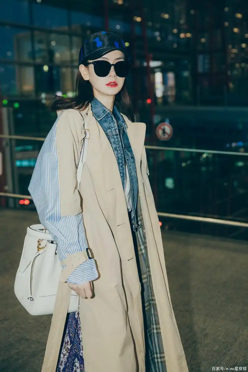 戚薇机场秀示范早春帅气穿搭,风衣配五颗扣子的牛仔裤太抢眼