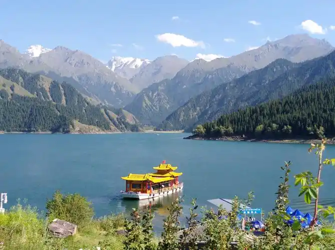 天山天池风景区,远景为天山雪山.