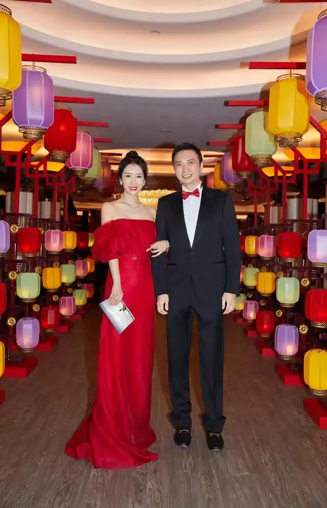 李念罕携51岁老公出席聚会!她露肩红裙明艳贵气,生俩娃还像少女