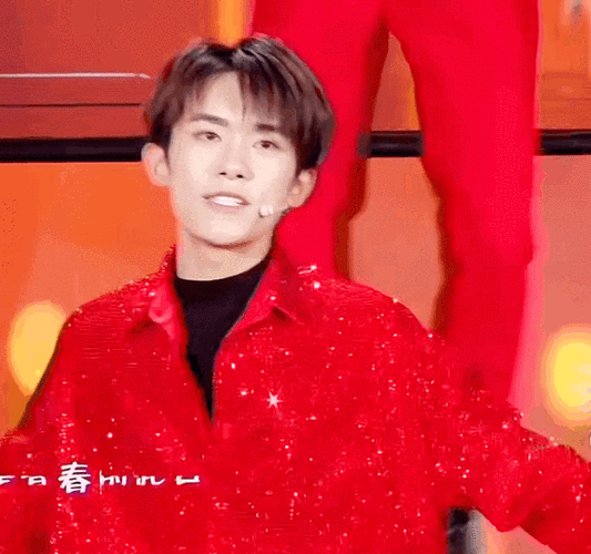 易烊千玺时隔两年首次回应春晚戴假发,真的是敬业又可爱!