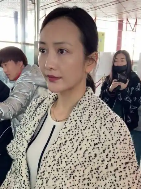 我说最近偶遇 王鸥怎么一直素颜,穿着也很宽松的那种